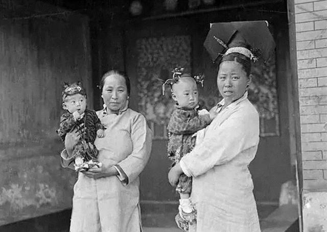 民国北京老照片：妇人抱着孩子乞讨，满族妇女笑容可掬，