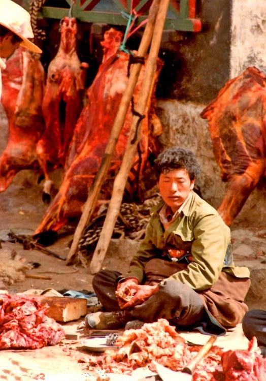 老城记忆：1985年的拉萨，最后一张卖肉的摊位很豪放