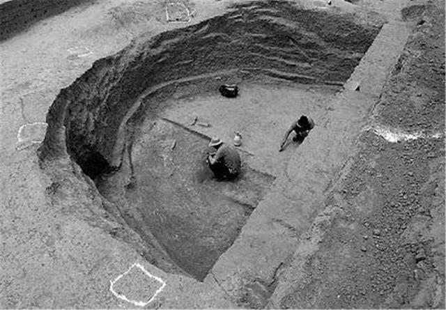 校园中发现的唐高祖的后人墓，挖出华丽饰品后，便被送去了德国