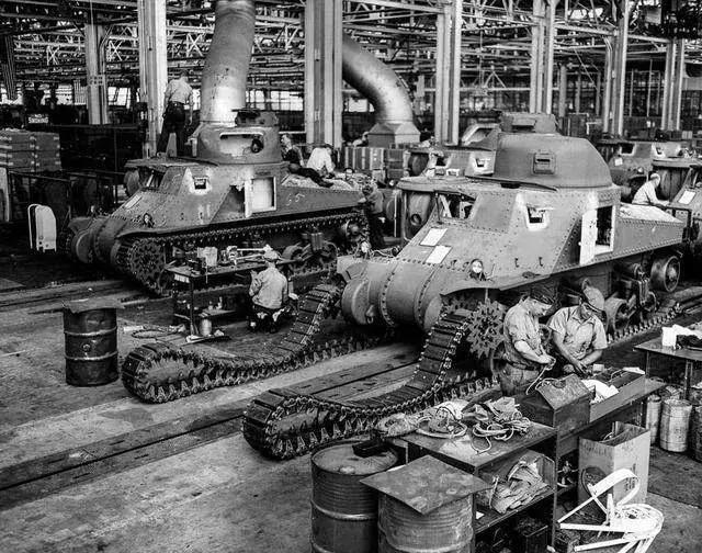 二战：美国的军工有多强？平均20分钟造一辆谢尔曼坦克！德国呢？