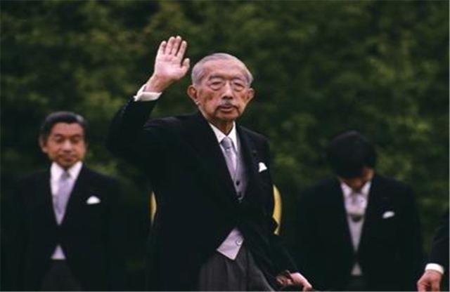 日本战败后，他问日本天皇：为何不自尽？天皇淡定地说了4个字