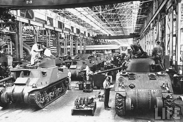 二战：美国的军工有多强？平均20分钟造一辆谢尔曼坦克！德国呢？